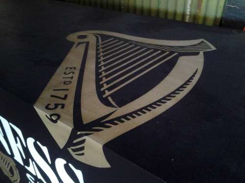 BAR COUNTER GUINESS